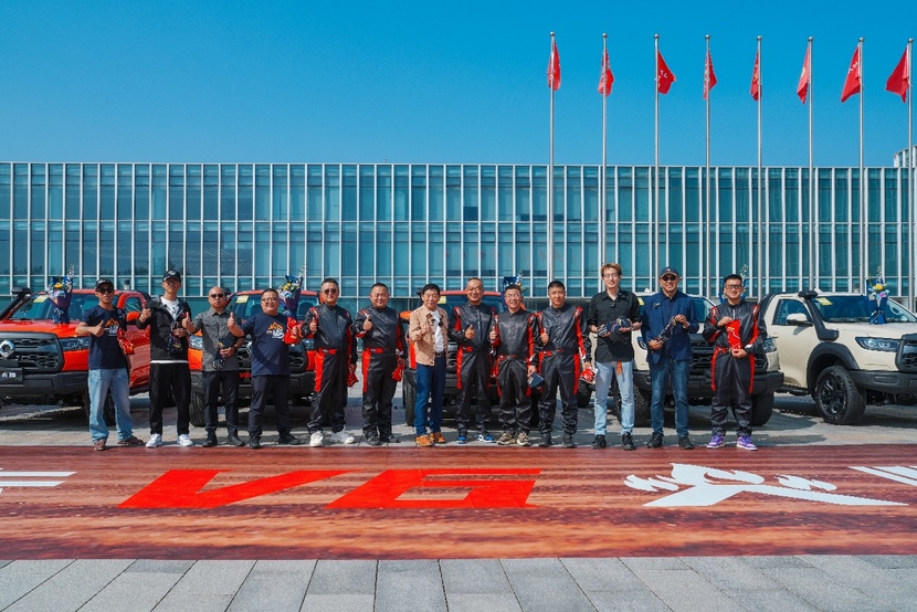 22.98万 赛级皮卡V6火炮上市即交付 魏建军亲自交车