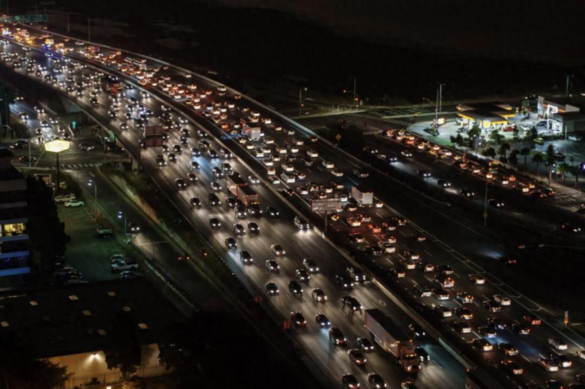 国庆自驾车 21 小时还没到家？车主：已老实，下次坐高铁