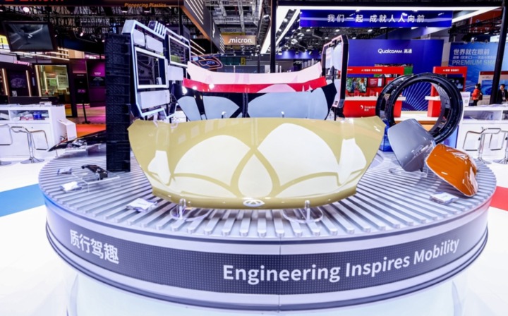 特斯拉全塑料车身 进博会两年前就猜到了？今又预言雷军“砸不碎的瓜”